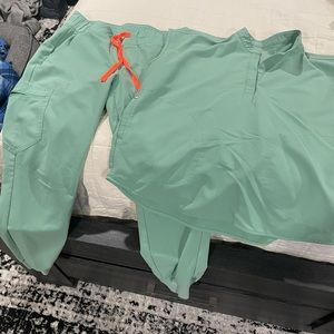 Figs. Medium Rafaela top, medium petite Zamora jogger